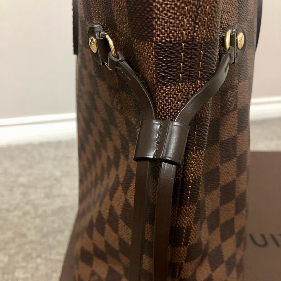 ❣️SOLD❣️Authentic LV never full with pouch - Picture 2 of 9